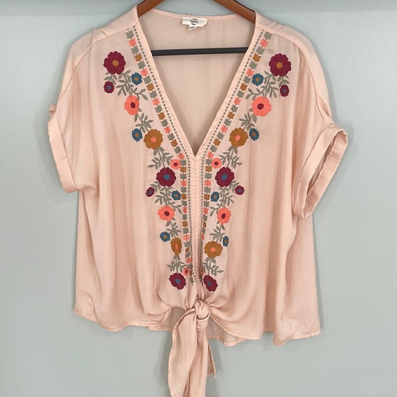 entro Tops - Entro embroidery top.
